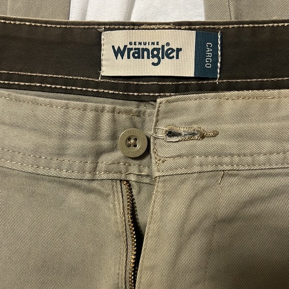 Wrangler cargo pants in a beige color. Zipper and cargo pockets on each leg. - Picture 2 of 5